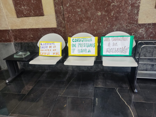 Tres banco con tres carteles