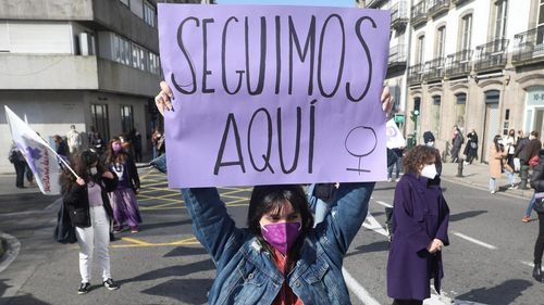 Mujer portando pancarta