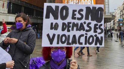 Mujer portando pancarta