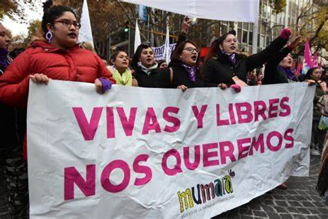 Mujeres portando pancarta