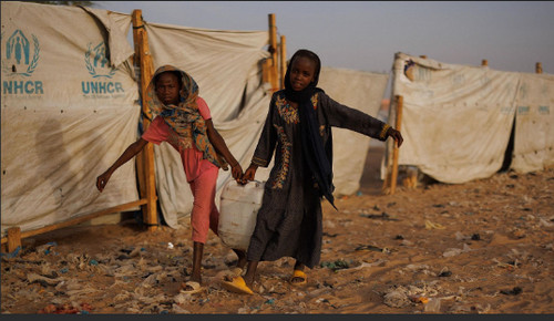 Dos ñiñas en un campamento de personas refugiadas