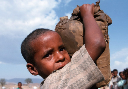 Niño cogiendo un saco de comida