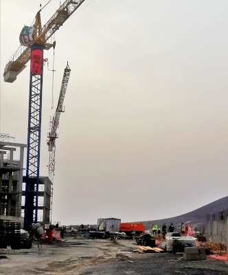 Activistas escalan en Tenerife a las grúas de La Tejita esta mañana para exigir la paralización de las obras de este Hotel Activistas escalan en Tenerife a las grúas de La Tejita esta mañana para exigir la paralización de las obras de este Hotel